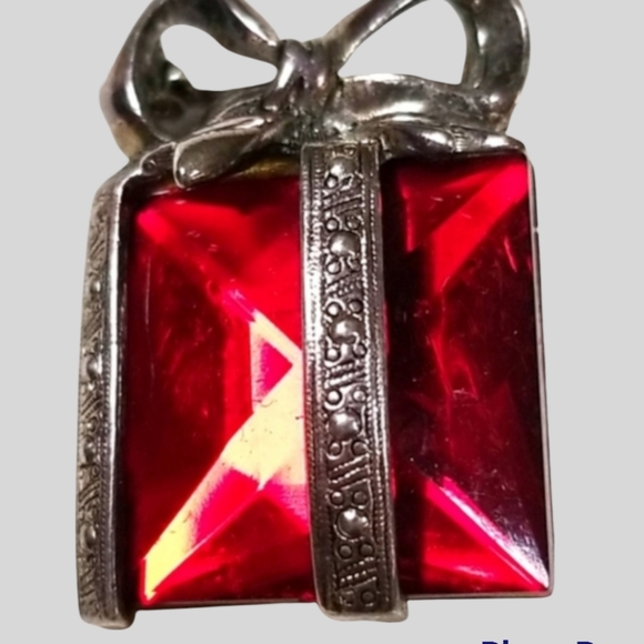 Vintage Festive Mid Century Ruby Glass Silver Tone Present Brooch Pin - Picture 11 of 11